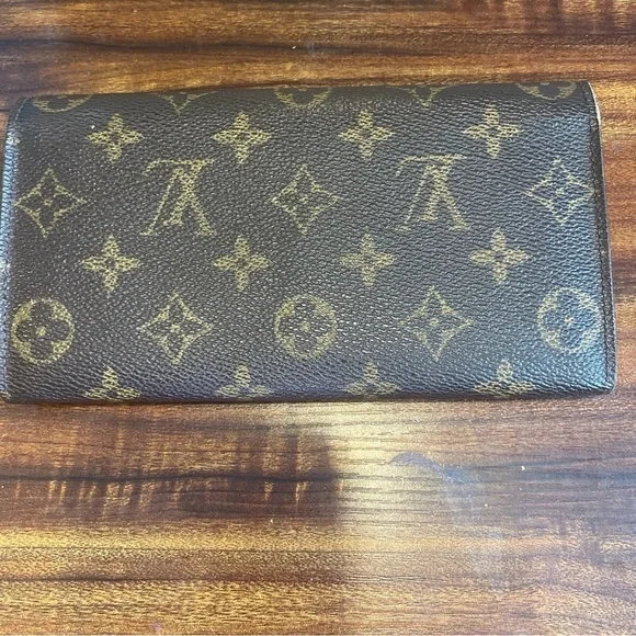 Louis Vuitton, Sarah Monogram Wallet with COA and unbranded dust bag.